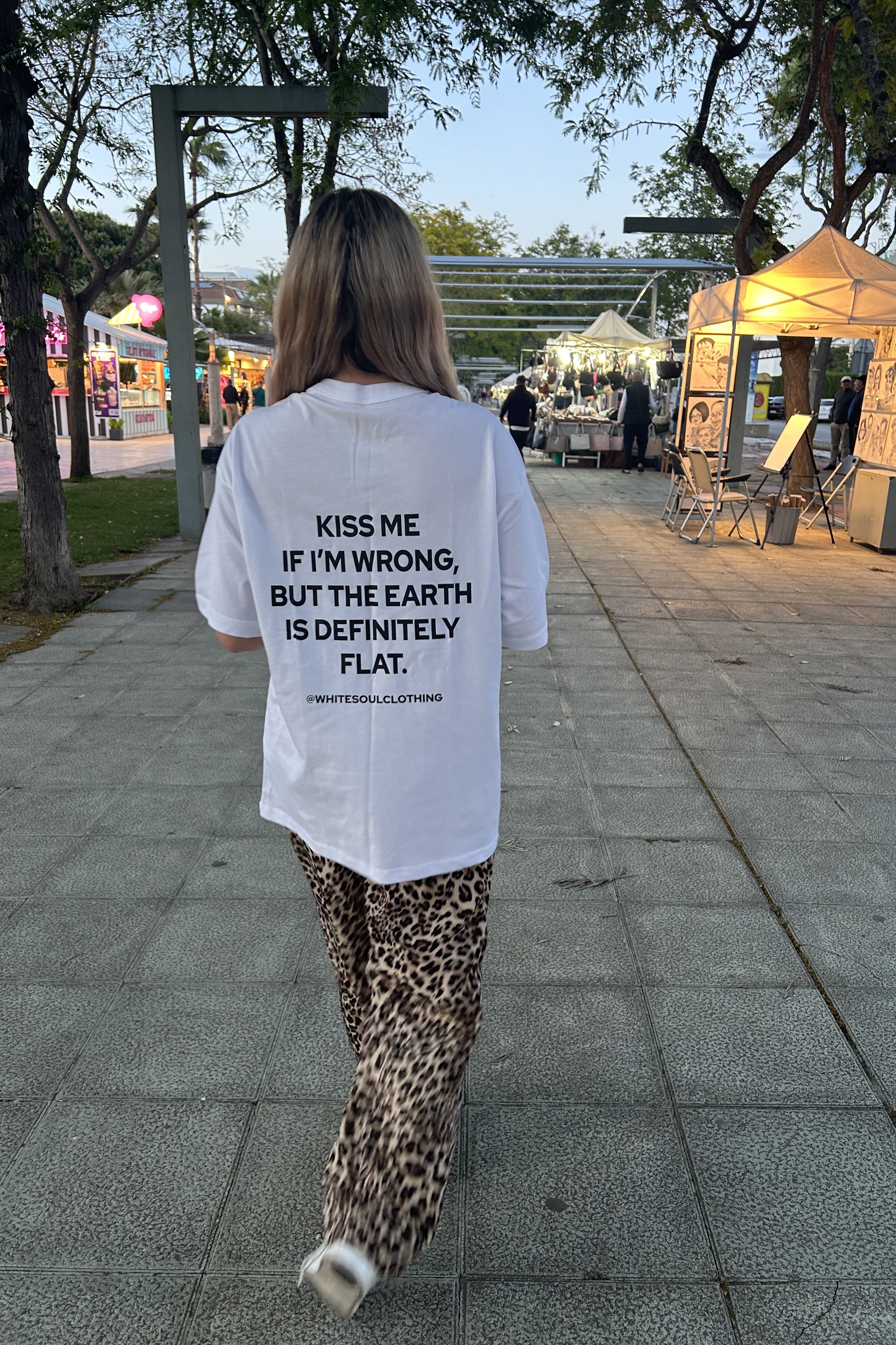 Kiss me if I'm wrong, but the earth is definitely flat Oversize Tee