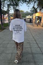 Kiss me if I'm wrong, but the earth is definitely flat Oversize Tee